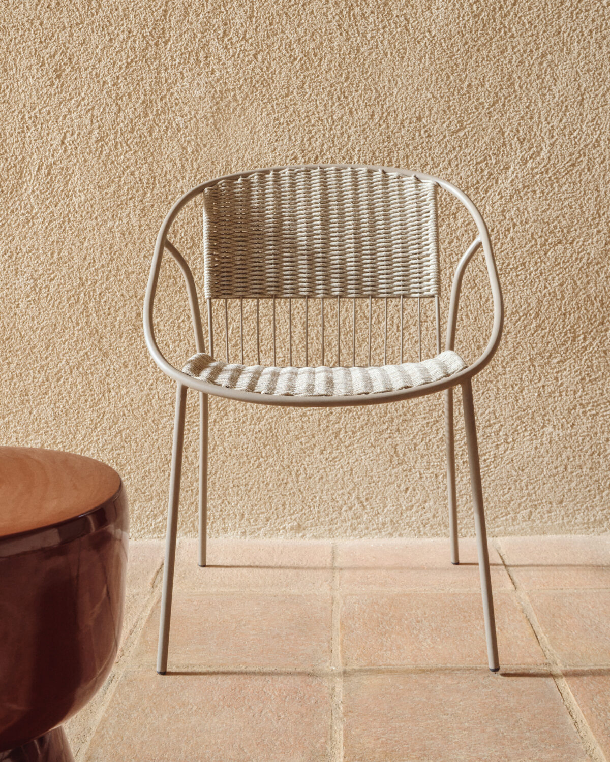 Kave Home Atrani stapelbare outdoor stoel van gegalvaniseerd staal en taupekleurig touw - Afbeelding 2