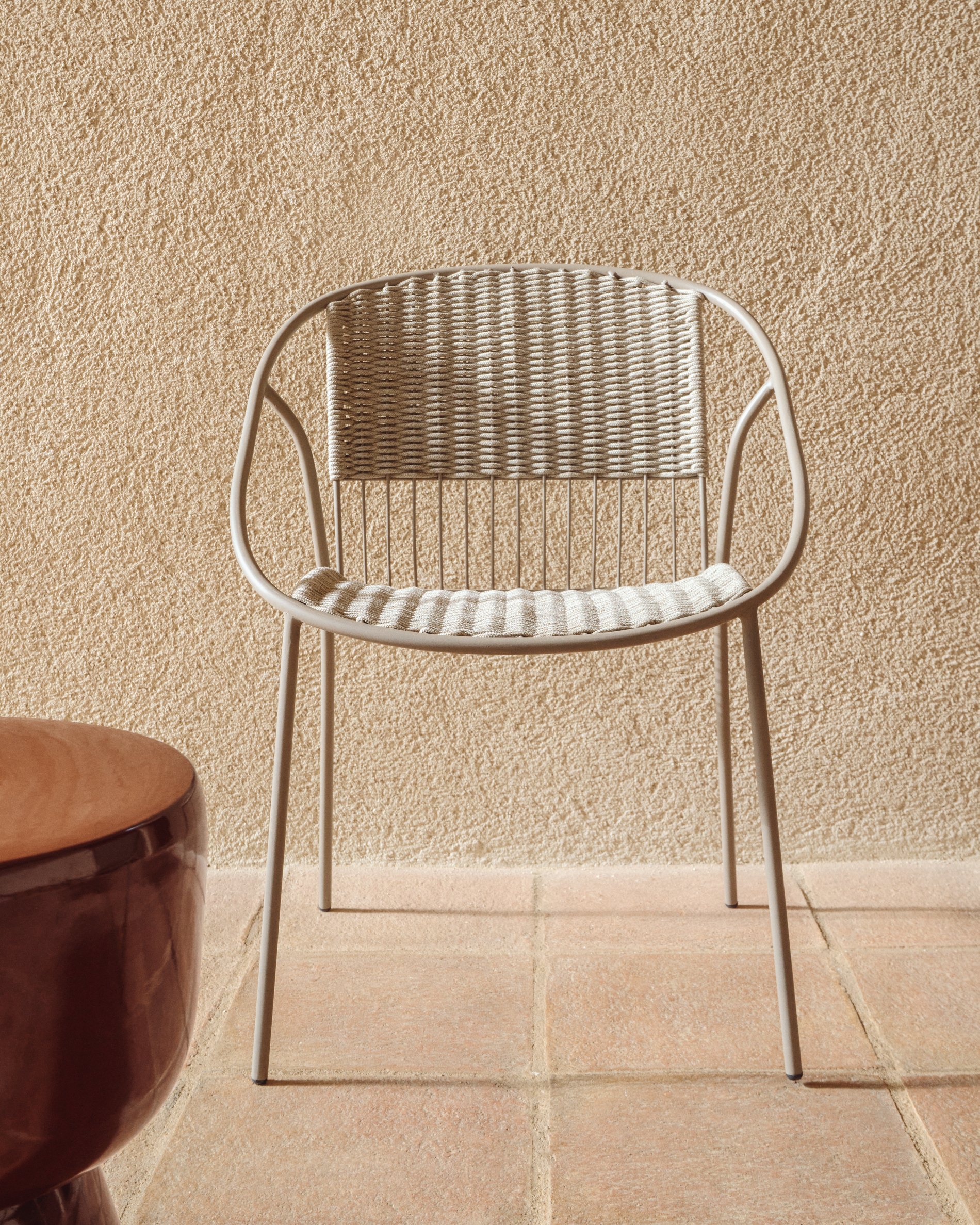 Kave Home Atrani stapelbare outdoor stoel van gegalvaniseerd staal en taupekleurig touw - Afbeelding 2