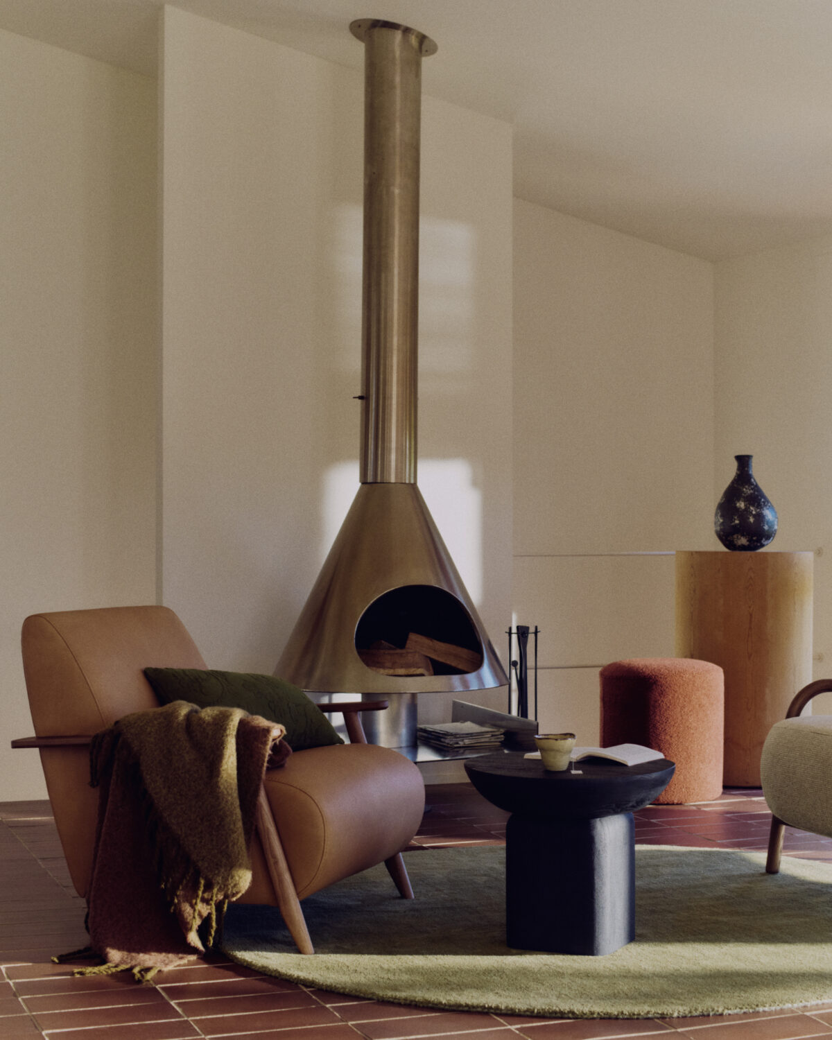 Kave Home Ambra bijzettafel van massief acaciahout met afwerking in zwart FSC 100% Ø50 cm - Afbeelding 11