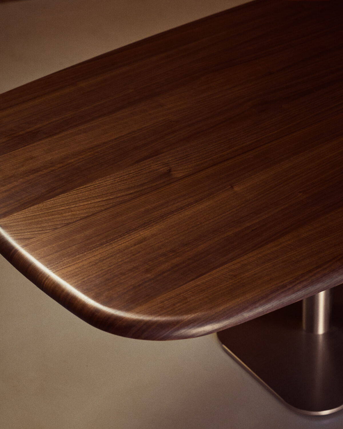 Kave Home Melvar tafel gemaakt van walnootfineer en poten en onderstel van geborsteld roestvrij staal 220 x 110 cm - Afbeelding 10