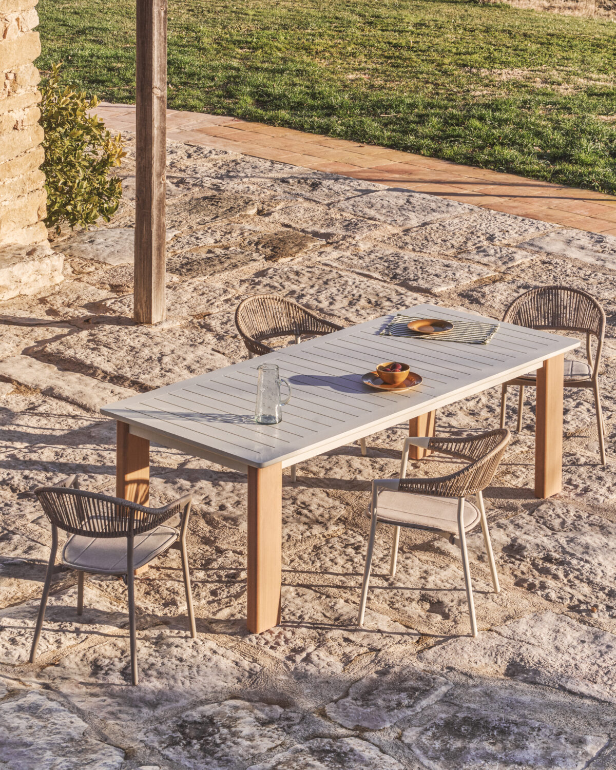 Kave Home Livorno uitschuifbare tafel van beige aluminium en poten met houteffect 233(350) x 100 cm - Afbeelding 2