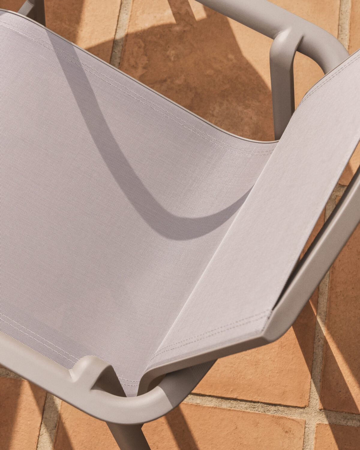 Kave Home Canea stapelbare outdoor stoel van beige textileen en taupekleurig aluminium - Afbeelding 3