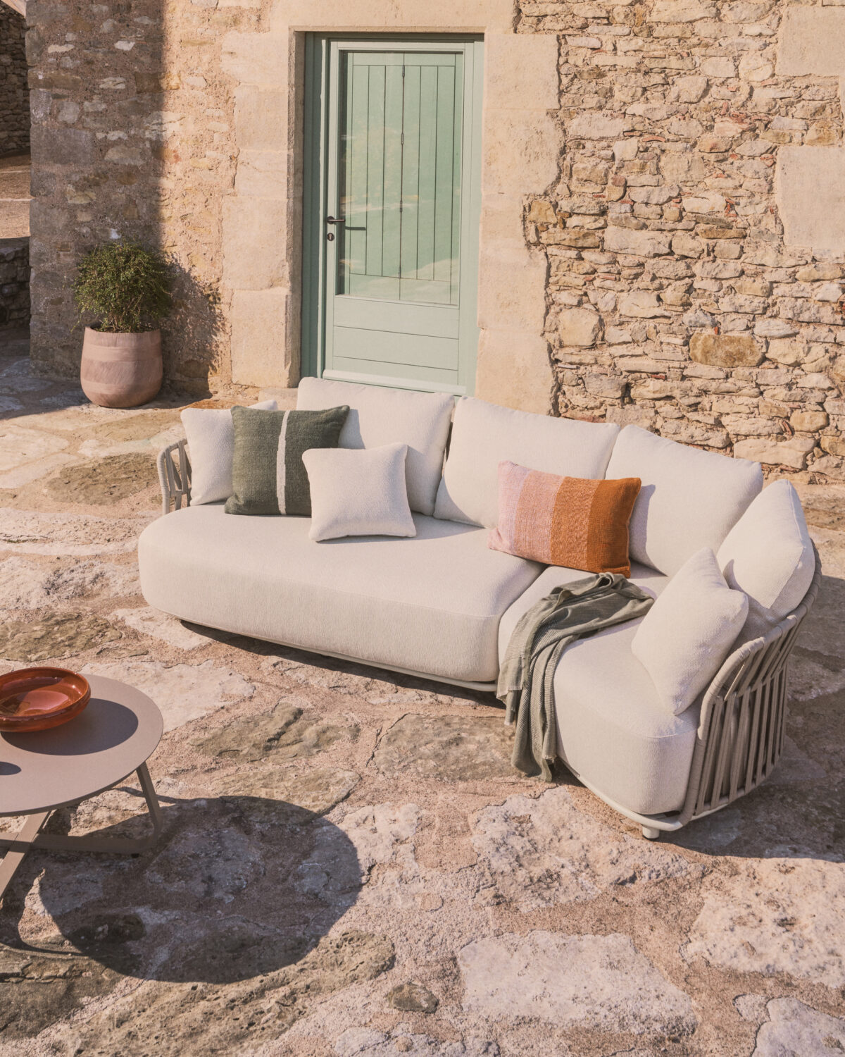 Kave Home Osani 2-zitsbank en geronde module van ecru aluminium en taupe touw 274 cm - Afbeelding 2