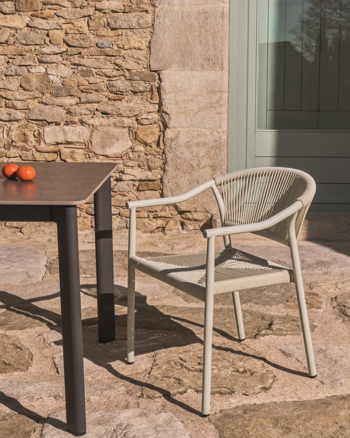 Kave Home Livadia stapelbare outdoor stoel van ecru aluminium - Afbeelding 2