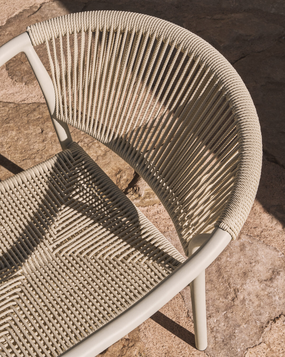 Kave Home Livadia stapelbare outdoor stoel van ecru aluminium - Afbeelding 3