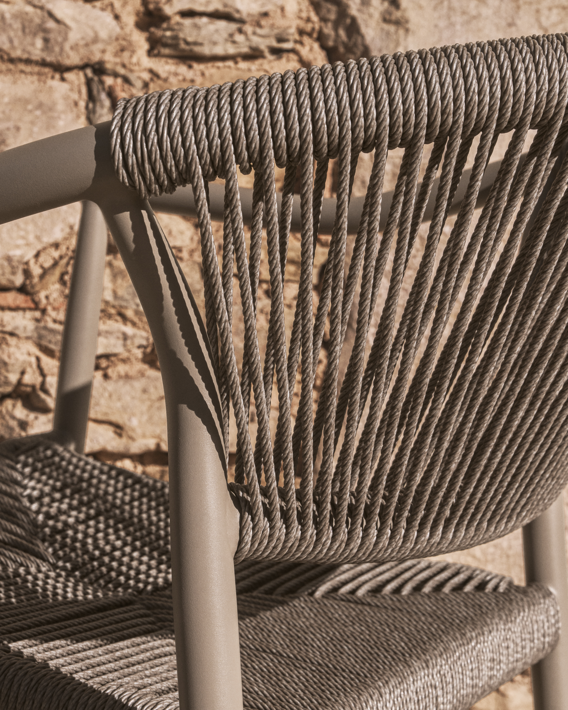 Kave Home Livadia stapelbare outdoor stoel van taupekleurig aluminium - Afbeelding 3