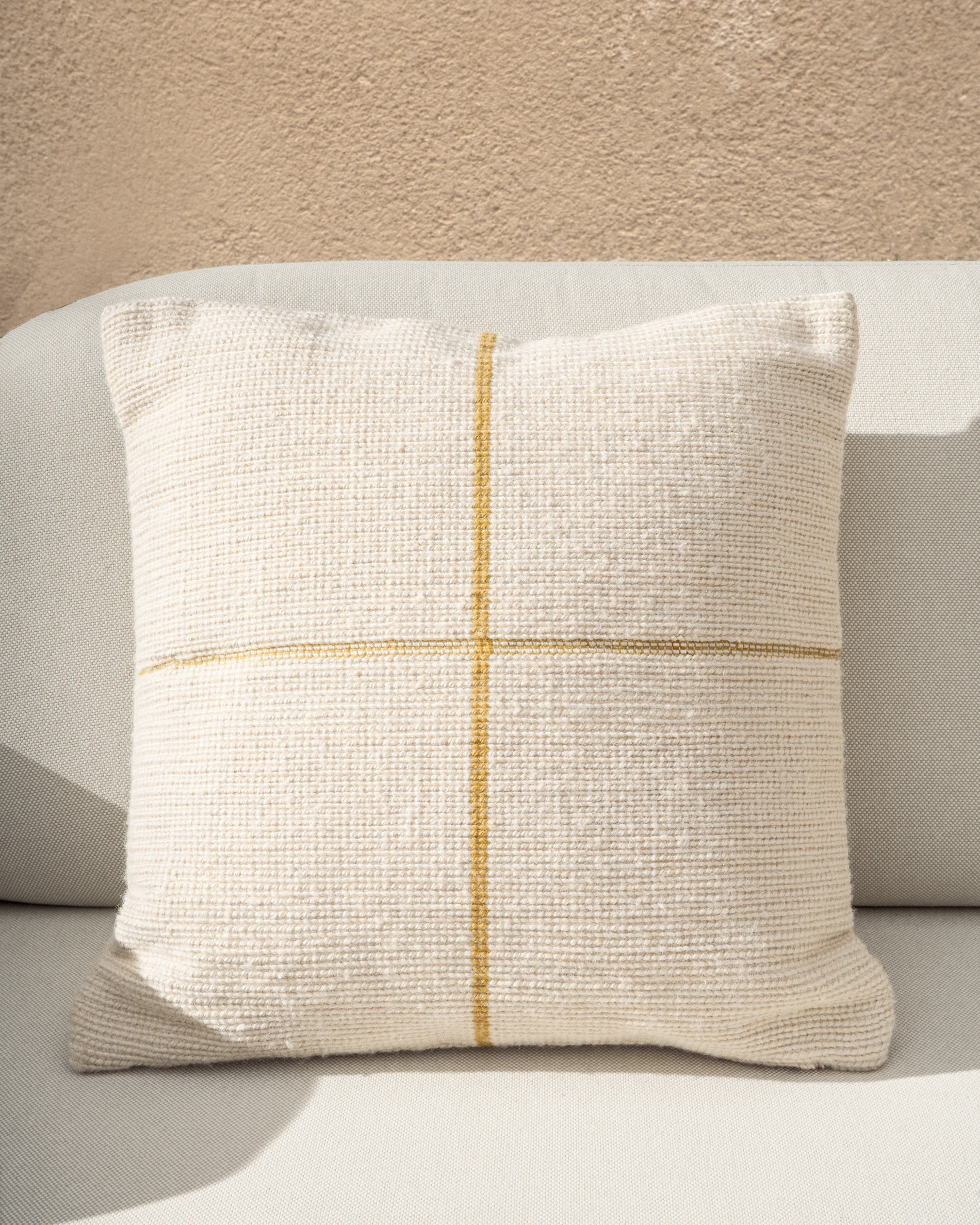 Kave Home Atima gele jacquard kussenhoes 100% PET 45 x 45 cm - Afbeelding 2