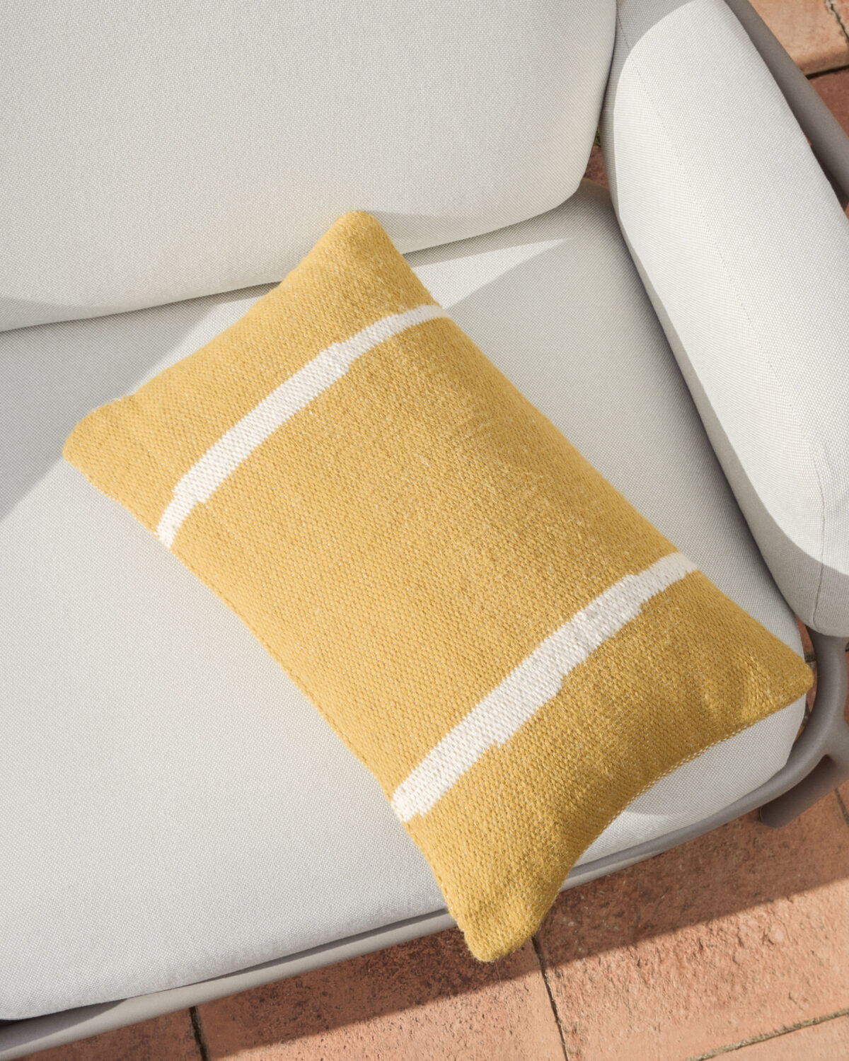 Kave Home Daila gele kussenhoes met Ikat-dessin 100% PET 30 x 50 cm - Afbeelding 3