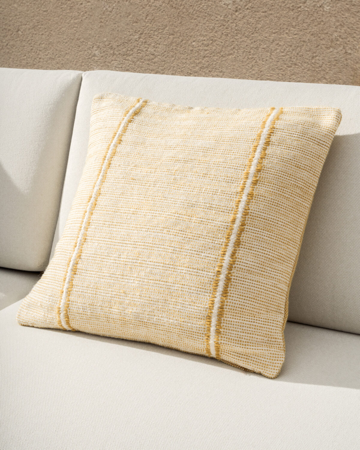 Kave Home Drati geel kussenhoes van 100% PET 45 x 45 cm - Afbeelding 2