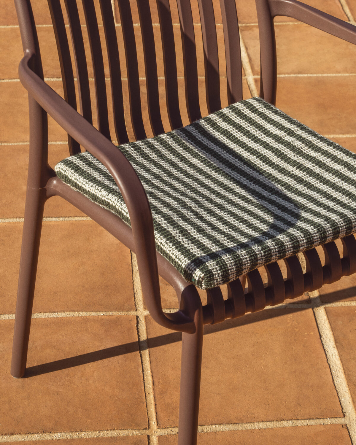 Kave Home Dirome groen gestreepte stoelkussen 100% PET 40 x 40 cm - Afbeelding 2