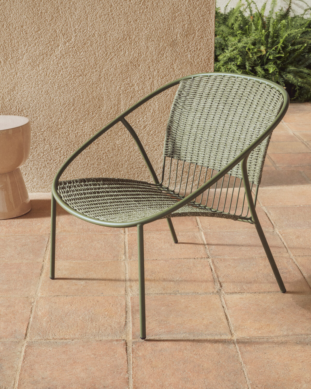 Kave Home Stapelbare Atrani fauteuil van gegalvaniseerd staal en groen touw