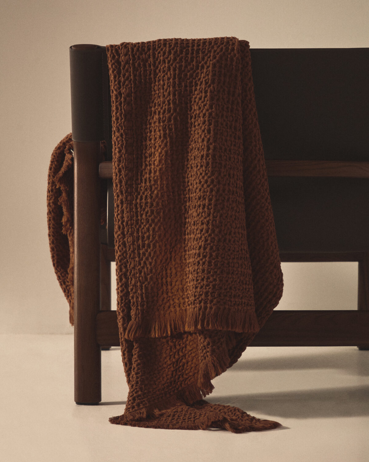 Kave Home Nulina donkeroranje deken van 100% katoen met wafeldessin 130 x 170 cm - Afbeelding 6