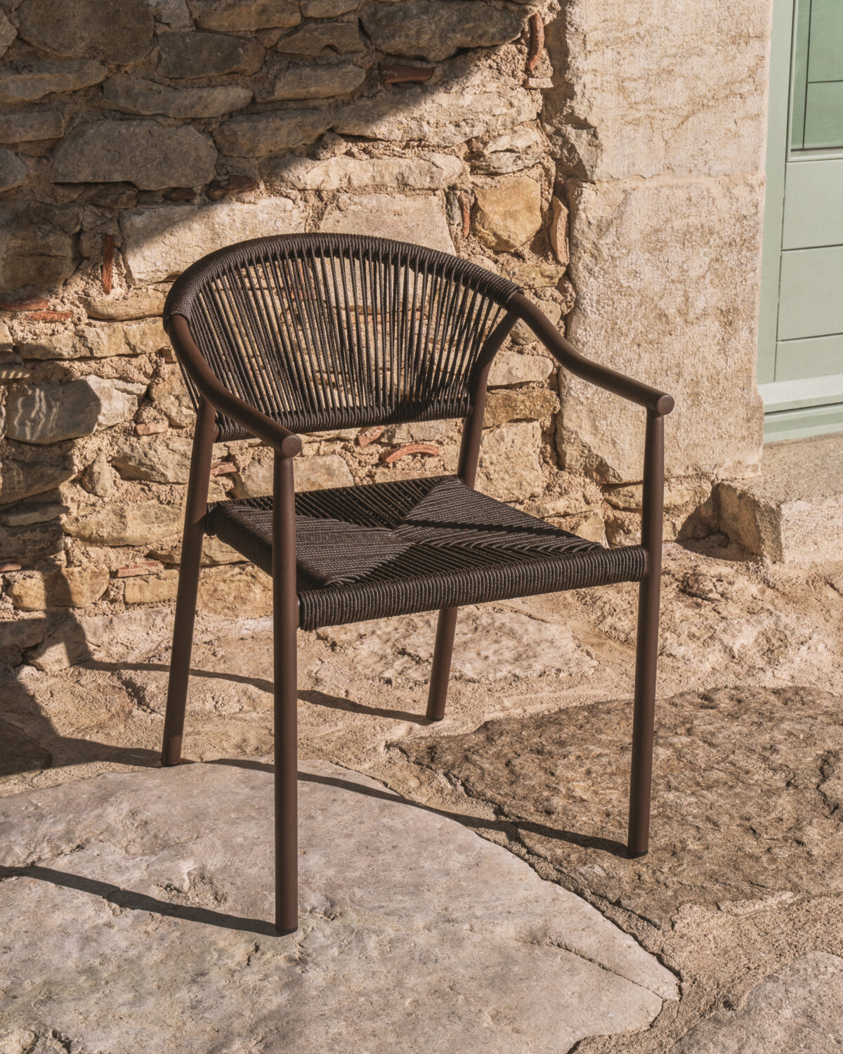 Kave Home Livadia stapelbare outdoor stoel van bruin aluminium - Afbeelding 2
