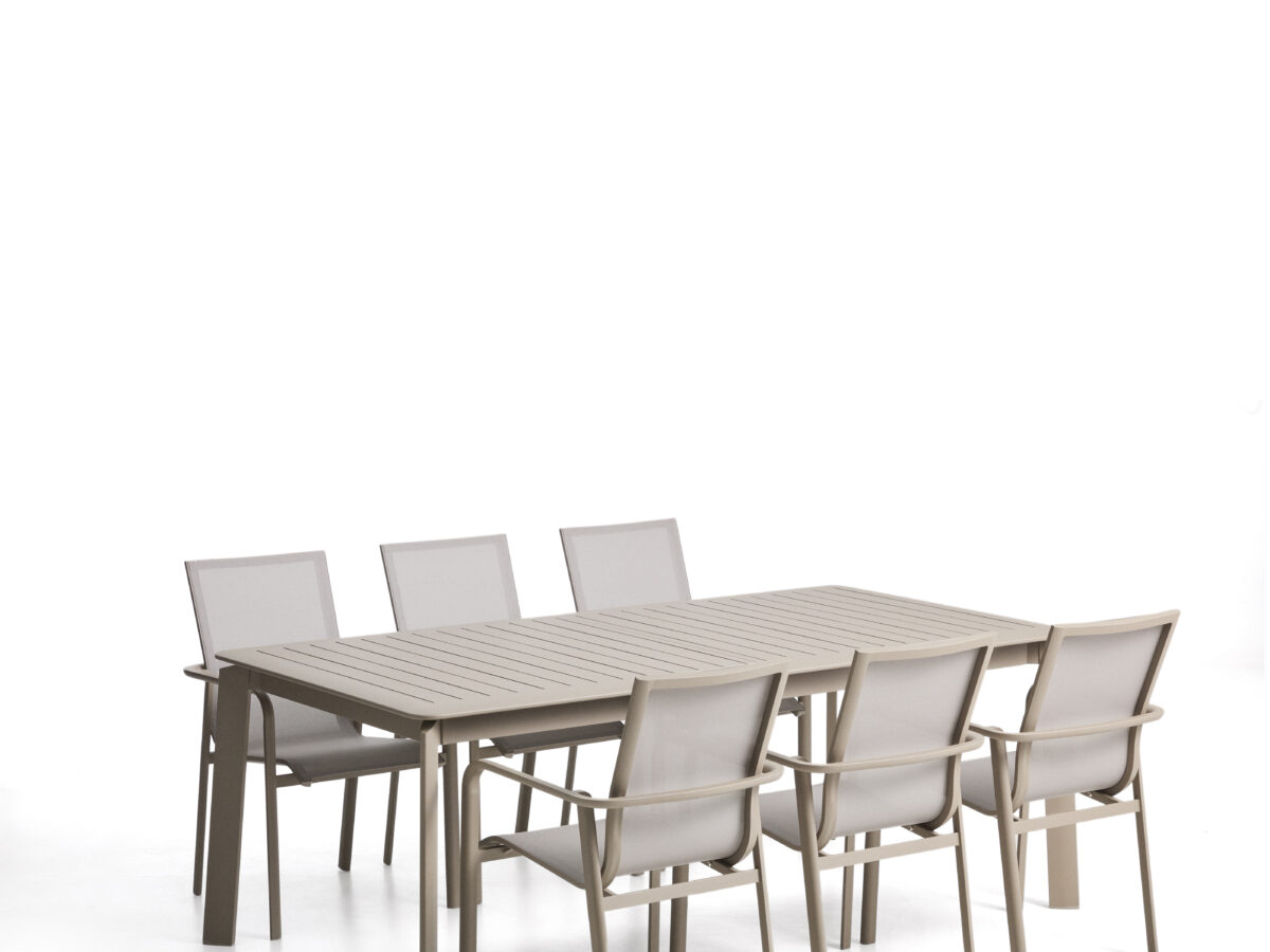 Kave Home Set Brela uitschuifbare tafel aluminium taupe met 6 stapelbare Canea stoelen aluminium taupe en beige texteline 205(287)x100 cm