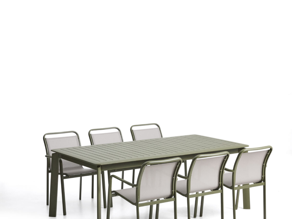 Kave Home Set met Brela uitschuifbare tafel van groen aluminium en 6 stapelbare Luri stoelen van groen aluminium en beige textileen 205(287) x 100 cm