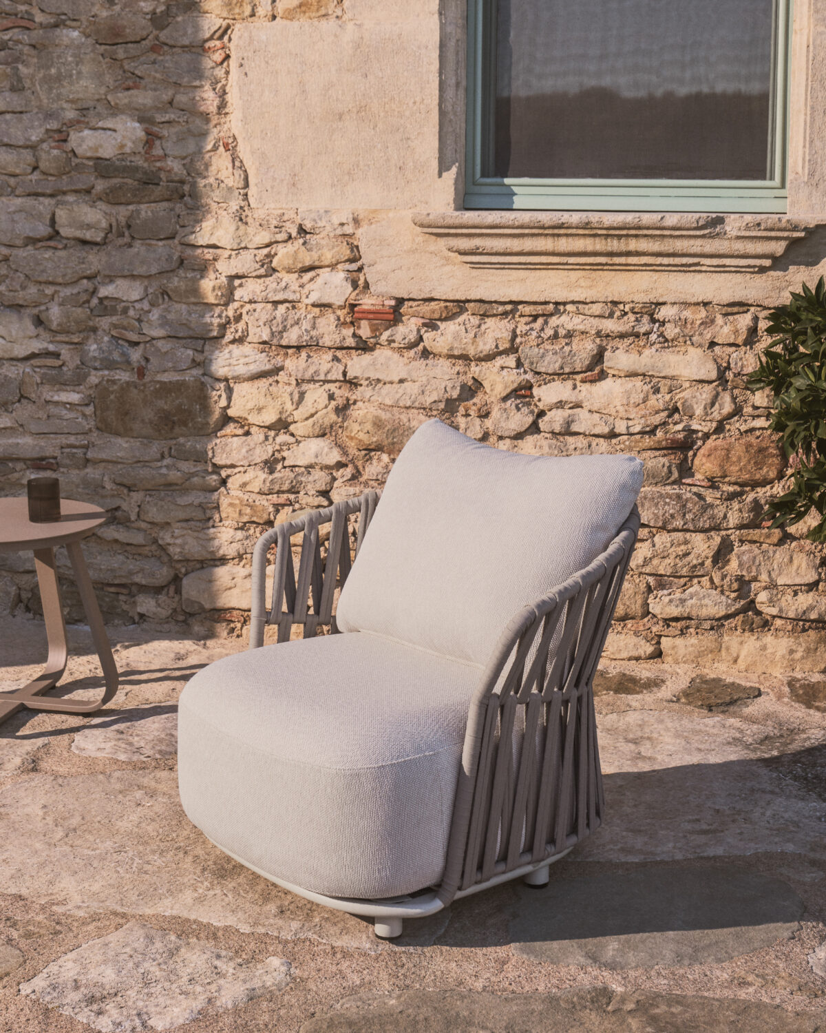 Kave Home Osani fauteuil van ecru aluminium en taupe touw - Afbeelding 2