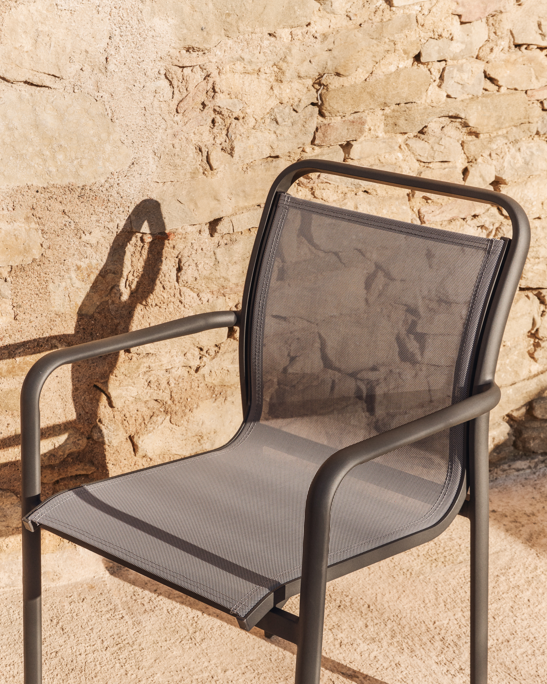 Kave Home Luri stapelbare outdoor stoel van grafietkleurig aluminium en grijs textileen - Afbeelding 3