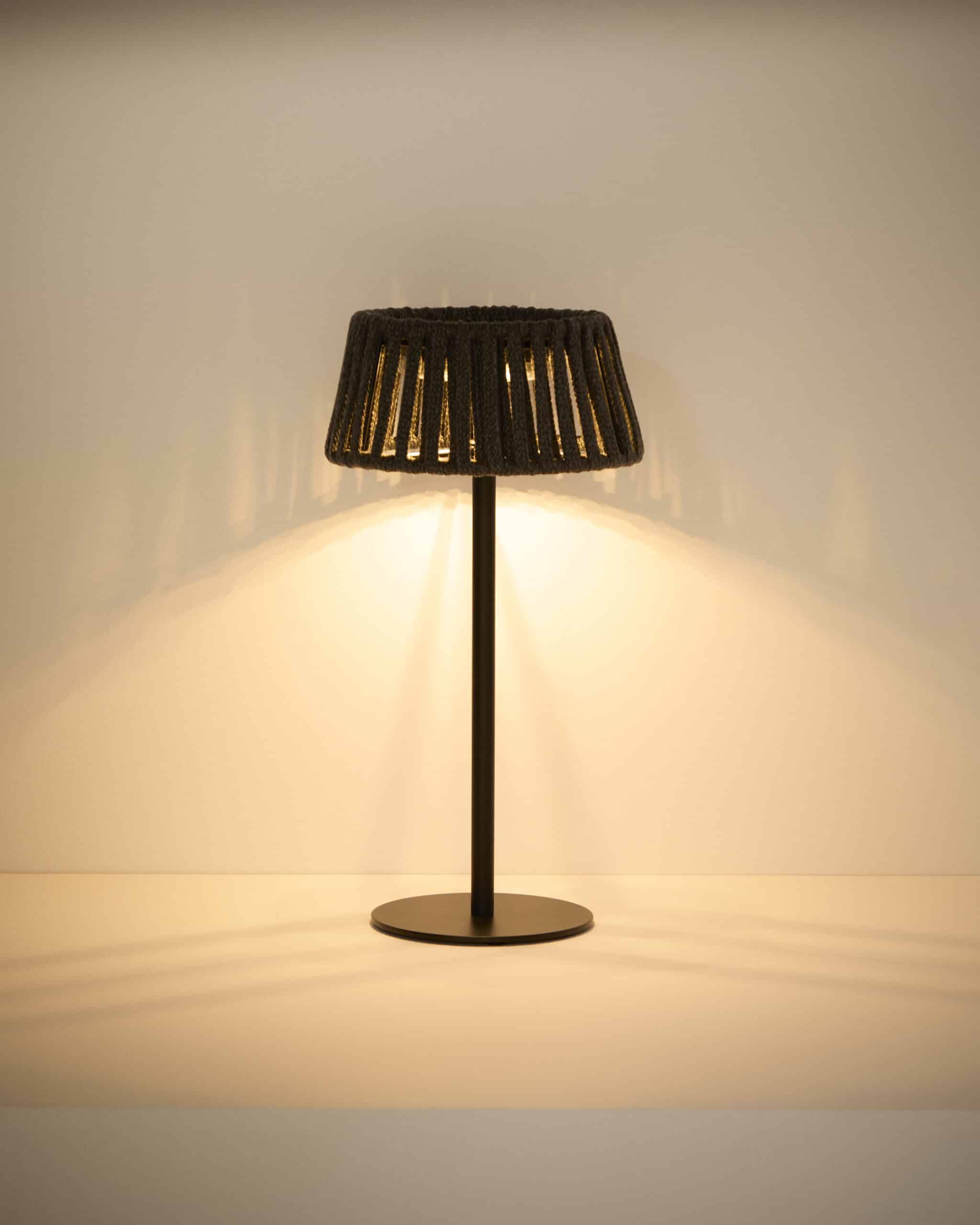 Kave Home Aldet tafellamp op zonne-energie voor buiten met plat koord en zwarte metalen voet - Afbeelding 5