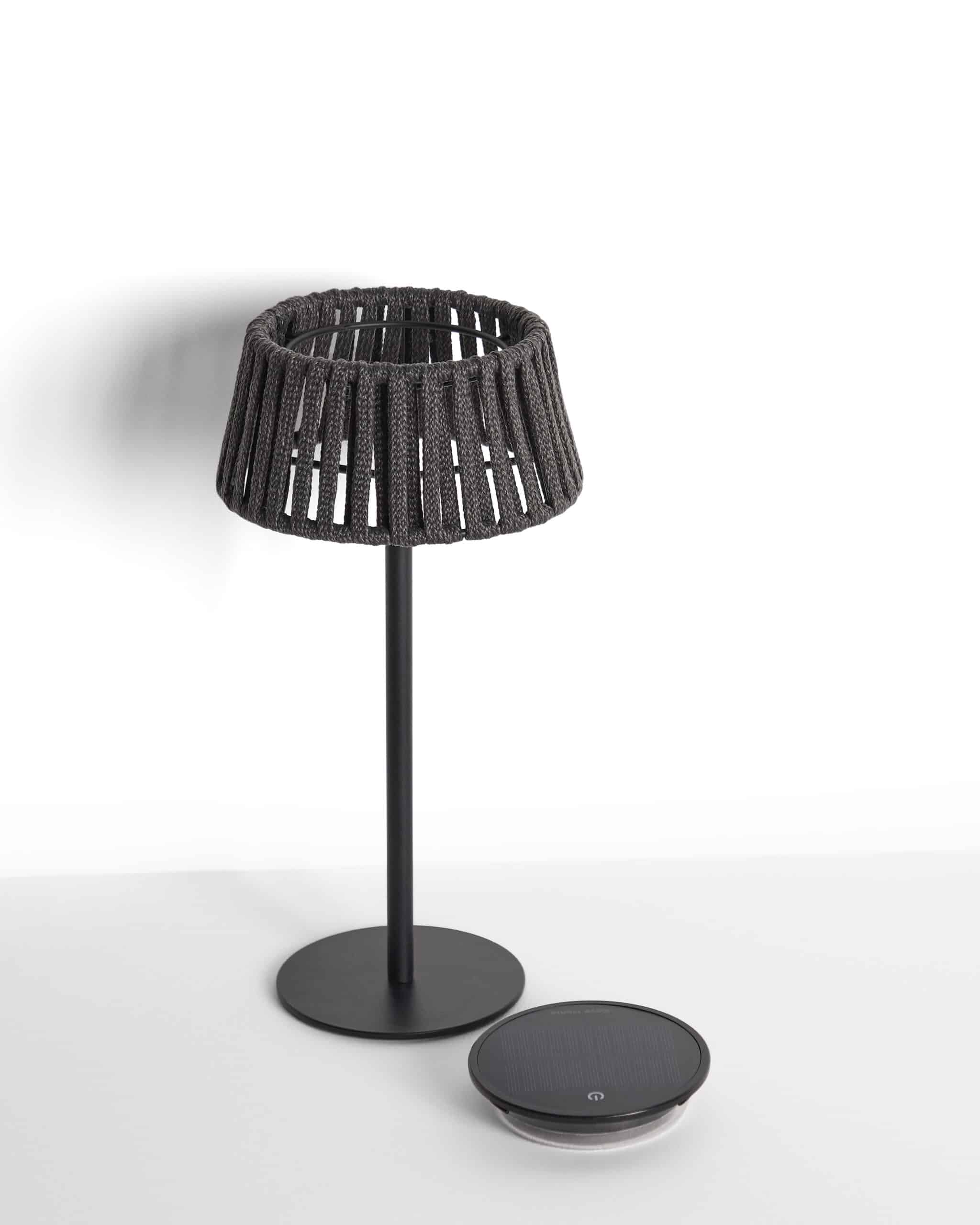 Kave Home Aldet tafellamp op zonne-energie voor buiten met plat koord en zwarte metalen voet - Afbeelding 6