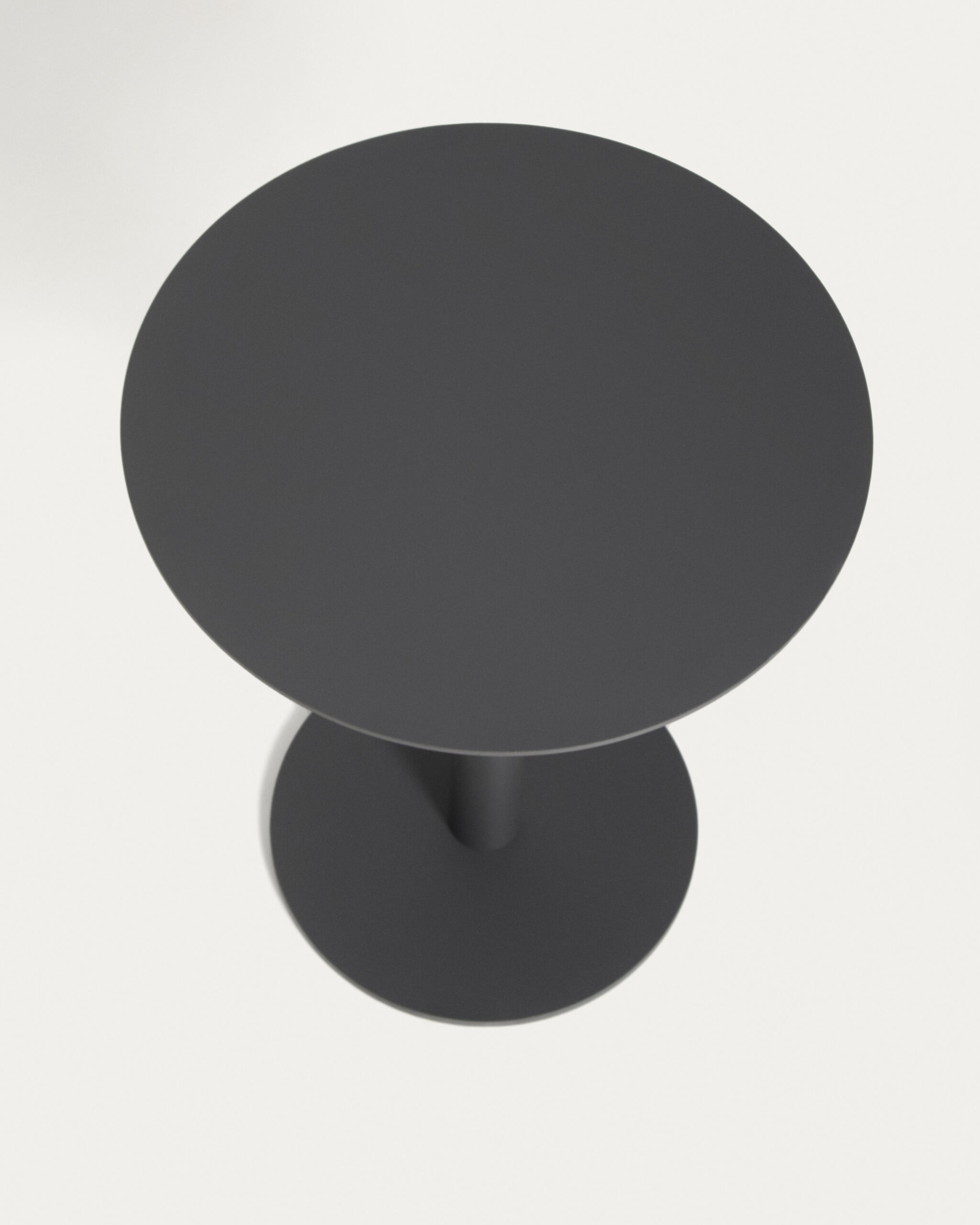 Kave Home Asinara bijzettafel in grafiet aluminium Ø40 cm - Afbeelding 5