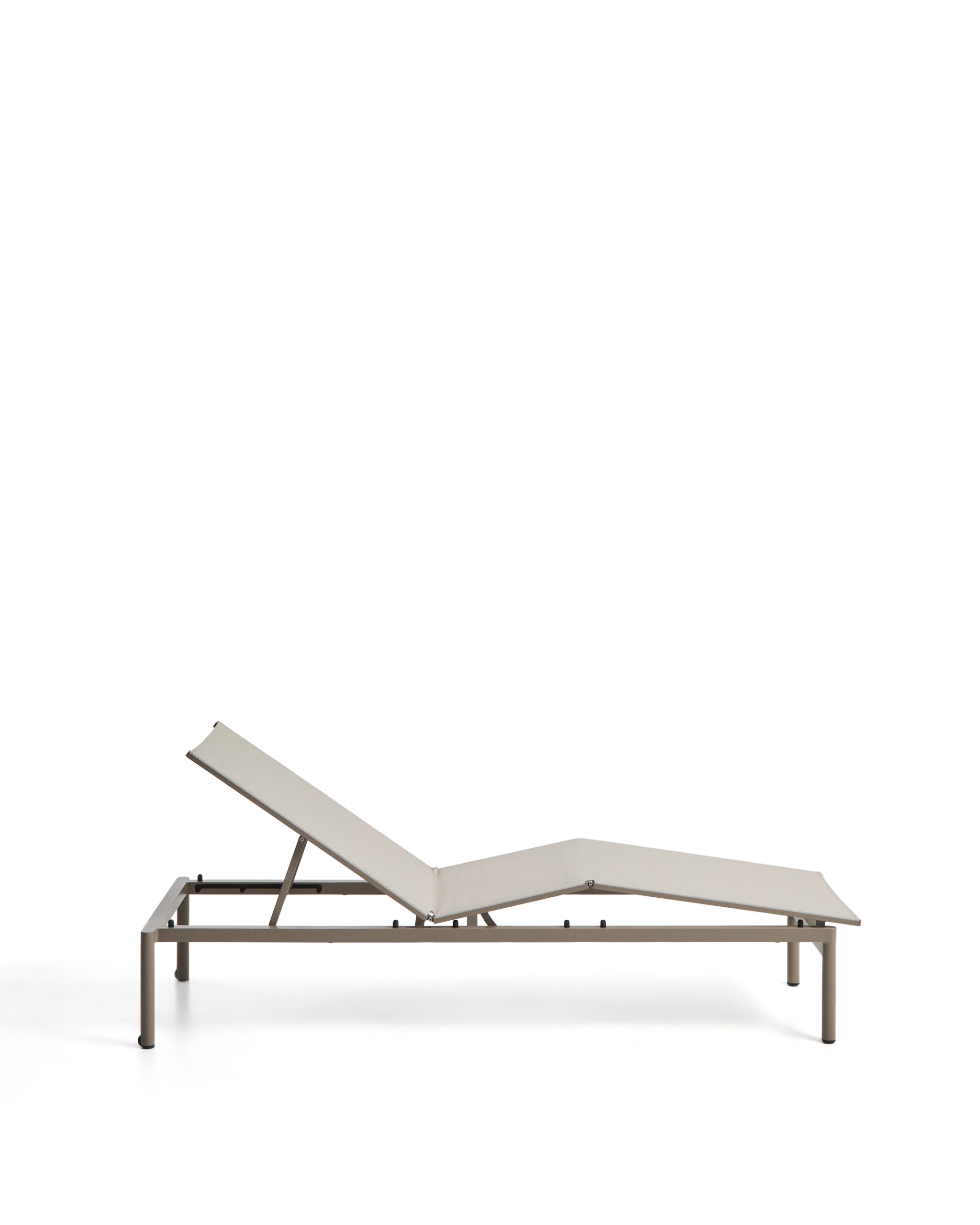 Kave Home Stapelbare Lesina ligstoel van aluminium in taupe en ecru textileen - Afbeelding 9