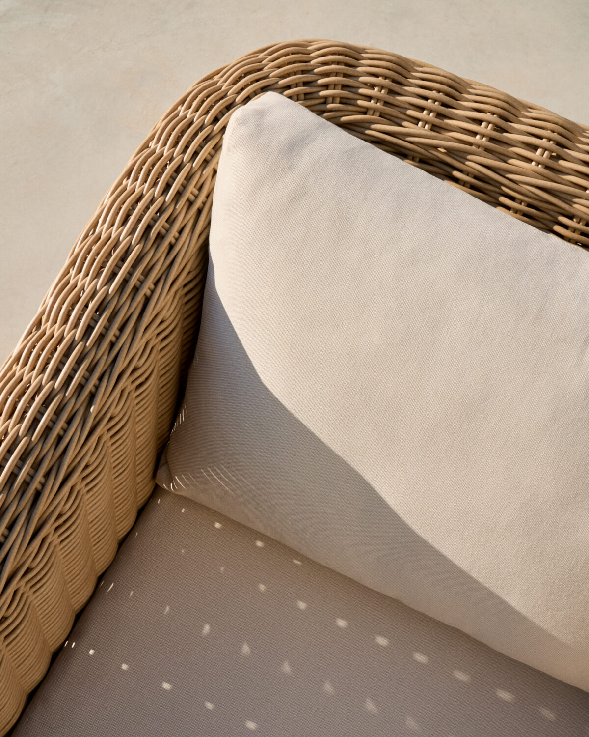 Kave Home Meria fauteuil van synthetisch rotan met poten in massief acaciahout FSC 100% - Afbeelding 4