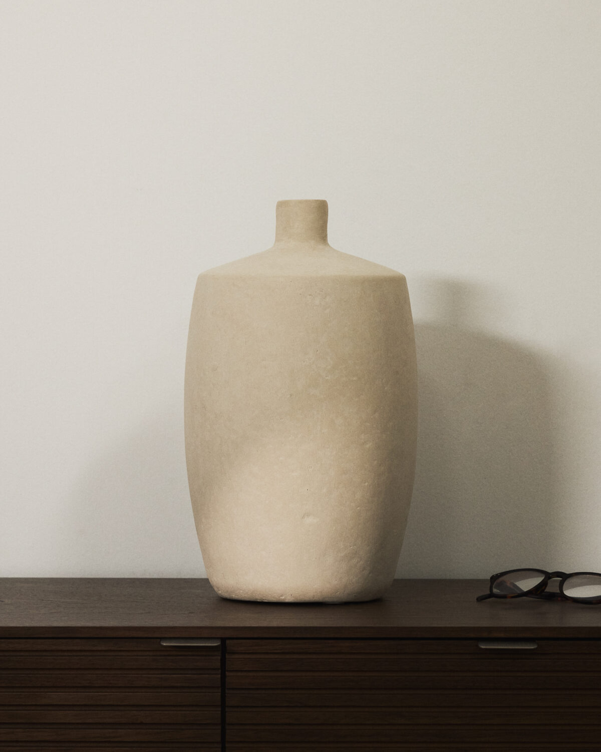 Kave Home Vaas Mireni van papier-maché beige Ø 39 cm - Afbeelding 5