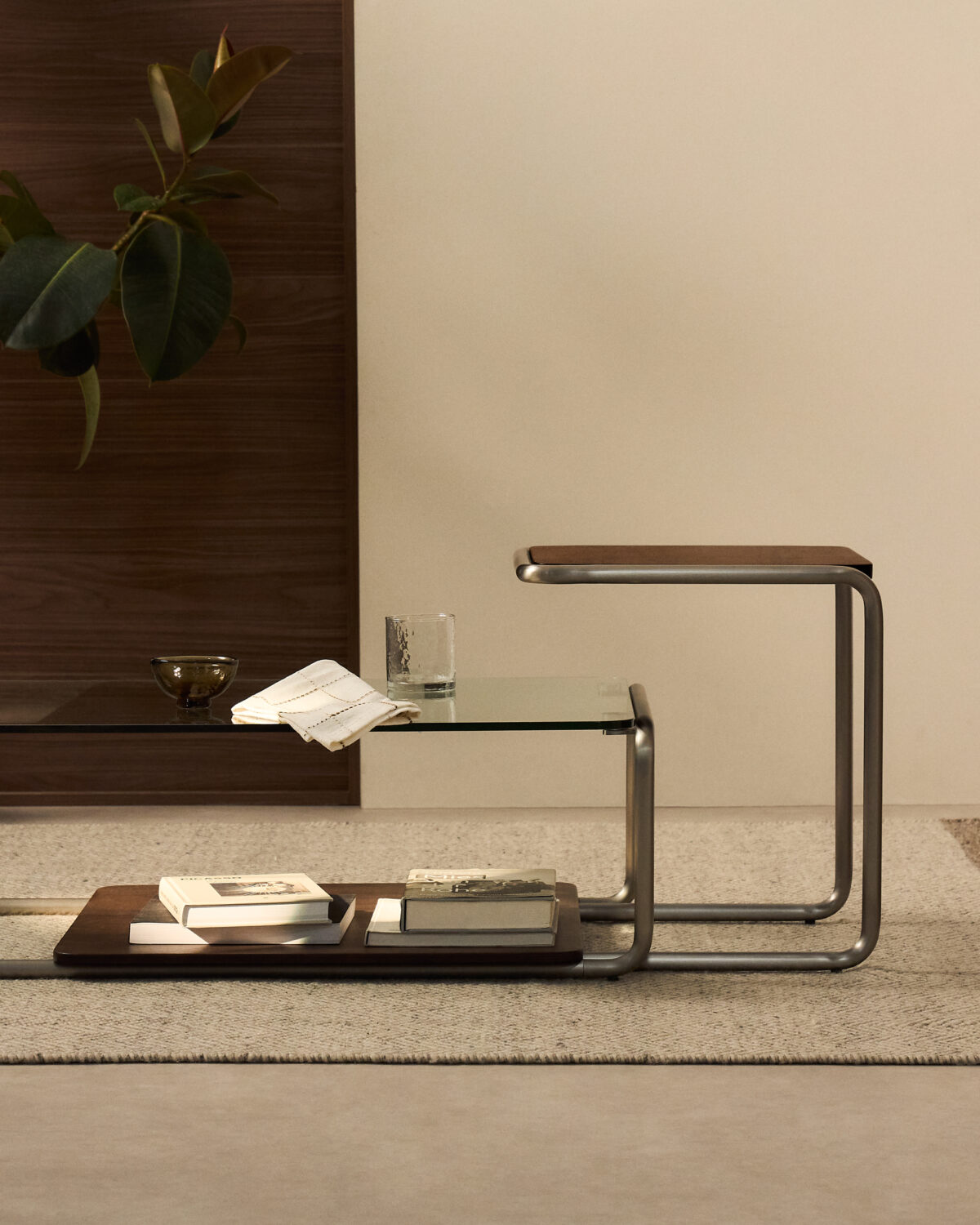 Kave Home Tarsel bijzettafel van walnootfineer met een geborsteld roestvrij stalen frame 42 x 47 cm - Afbeelding 5