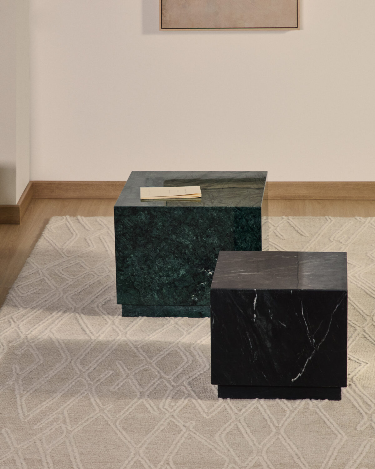 Kave Home Sorein zwarte bijzettafel van marmer 50 x 50 cm - Afbeelding 4