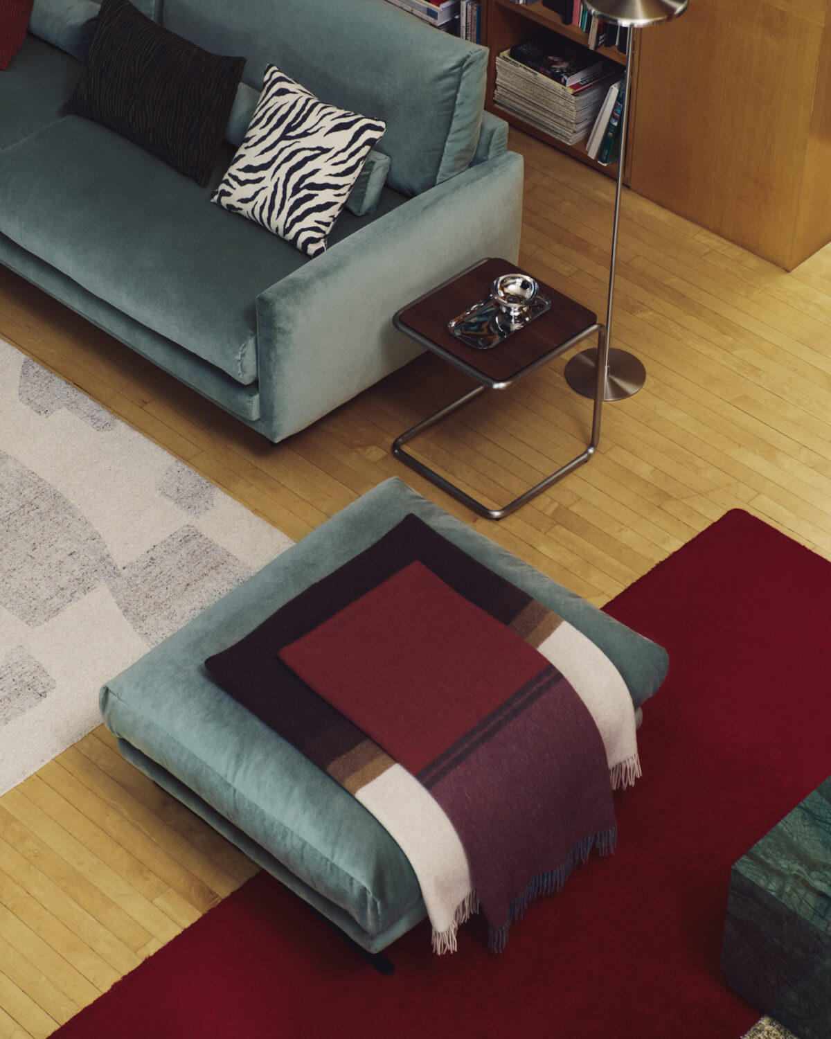 Kave Home Tarsel bijzettafel van walnootfineer met een geborsteld roestvrij stalen frame 42 x 47 cm - Afbeelding 8