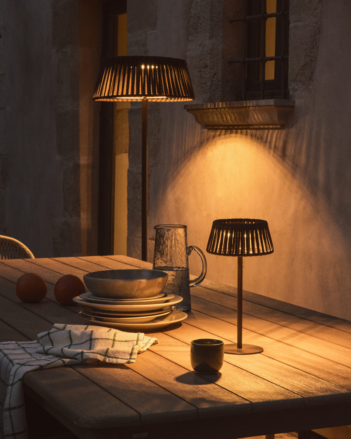 Kave Home Aldet outdoor staande lamp op zonne-energie met plat touw en metalen voet in bruin Ø46 cm - Afbeelding 5