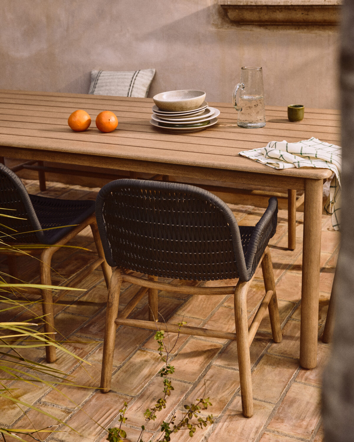 Kave Home Alipa stoel met armleuningen van massief acaciahout en donkergrijs touw FSC 100% - Afbeelding 5