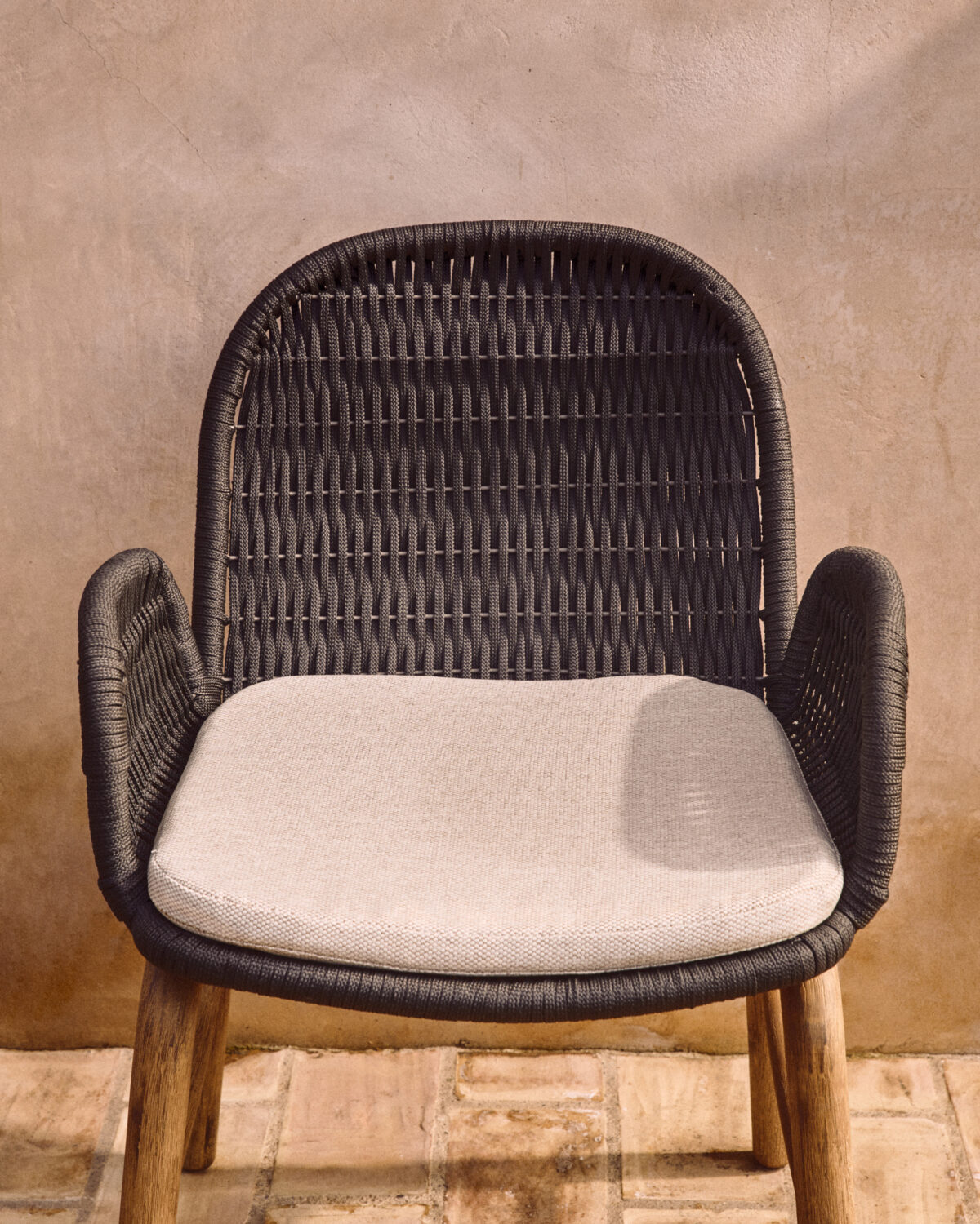 Kave Home Alipa stoel met armleuningen van massief acaciahout en donkergrijs touw FSC 100% - Afbeelding 4