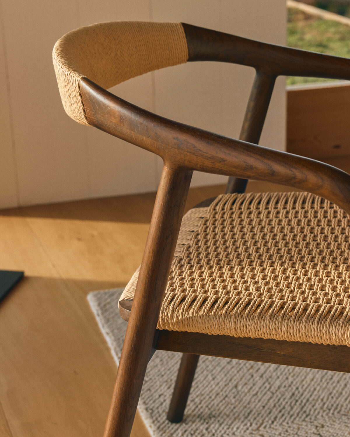 Kave Home Derile stoel van massief eikenhout met afwerking in notelaar en beige papiertouw FSC 100% - Afbeelding 4