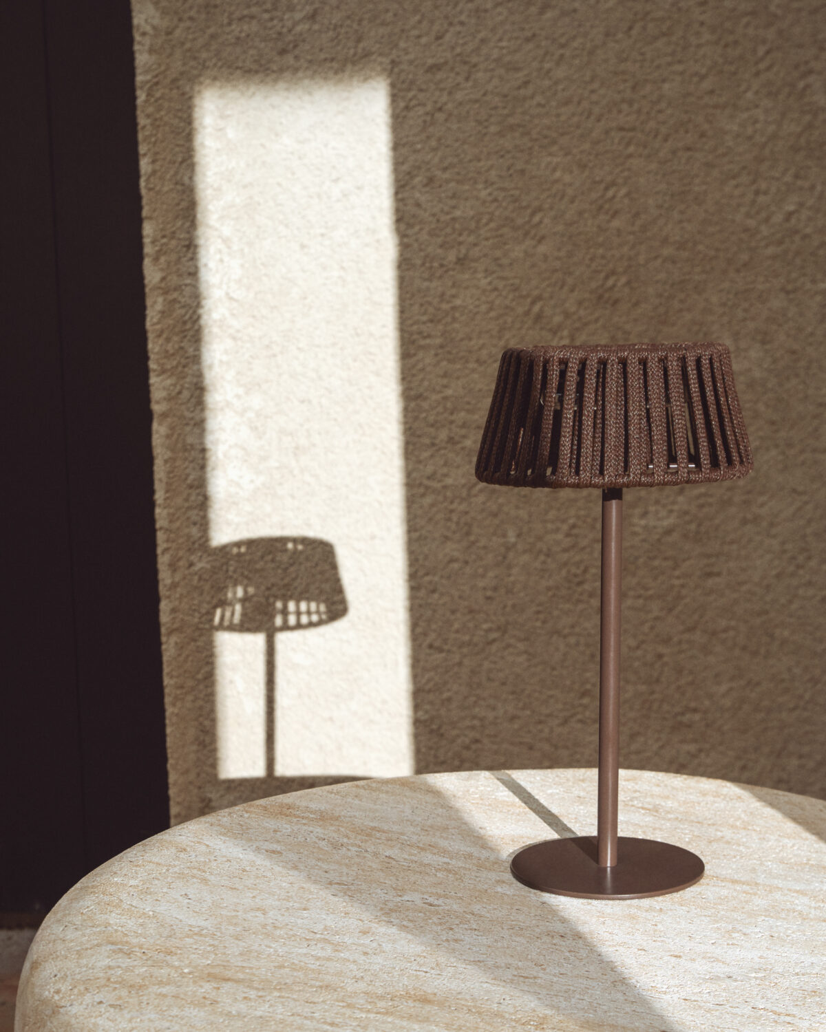 Kave Home Aldet outdoor tafellamp op zonne-energie met plat touw en bruine metalen voet - Afbeelding 4