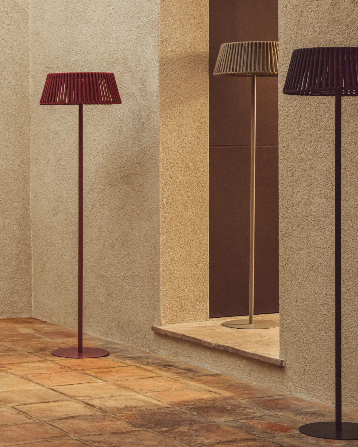 Kave Home Aldet outdoor staande lamp op zonne-energie met plat touw en metalen voet in bruin Ø46 cm - Afbeelding 4