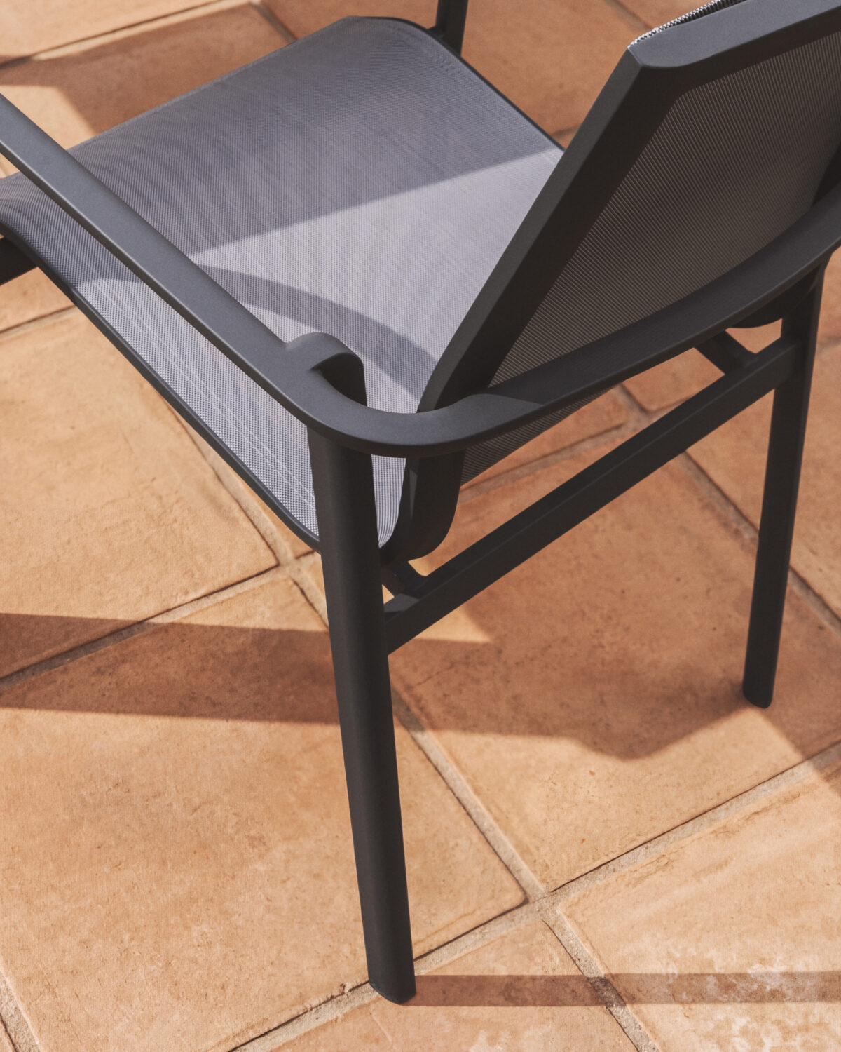 Kave Home Canea stapelbare outdoor stoel van grijs textileen en grafietkleurig aluminium - Afbeelding 3
