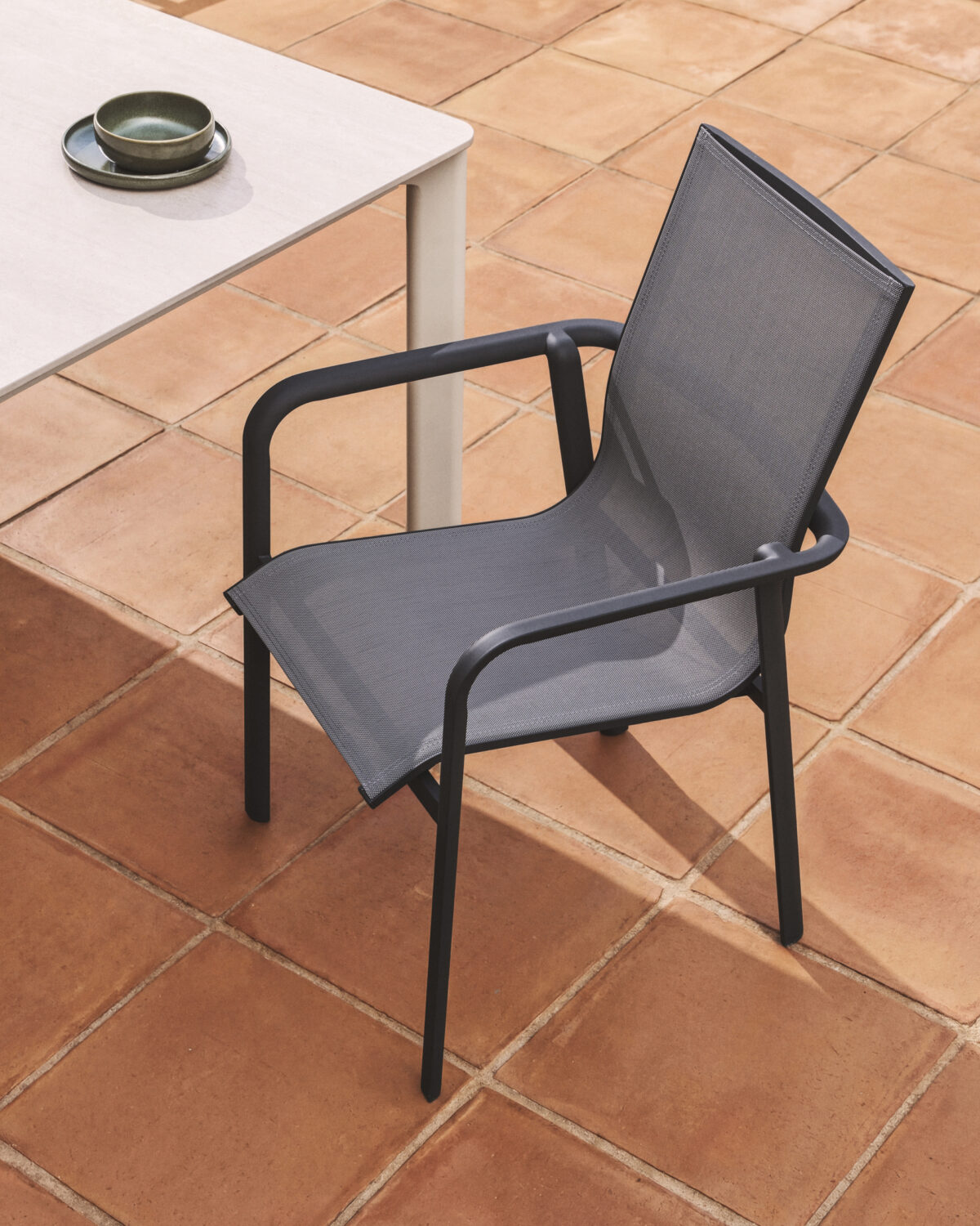 Kave Home Canea stapelbare outdoor stoel van grijs textileen en grafietkleurig aluminium - Afbeelding 2