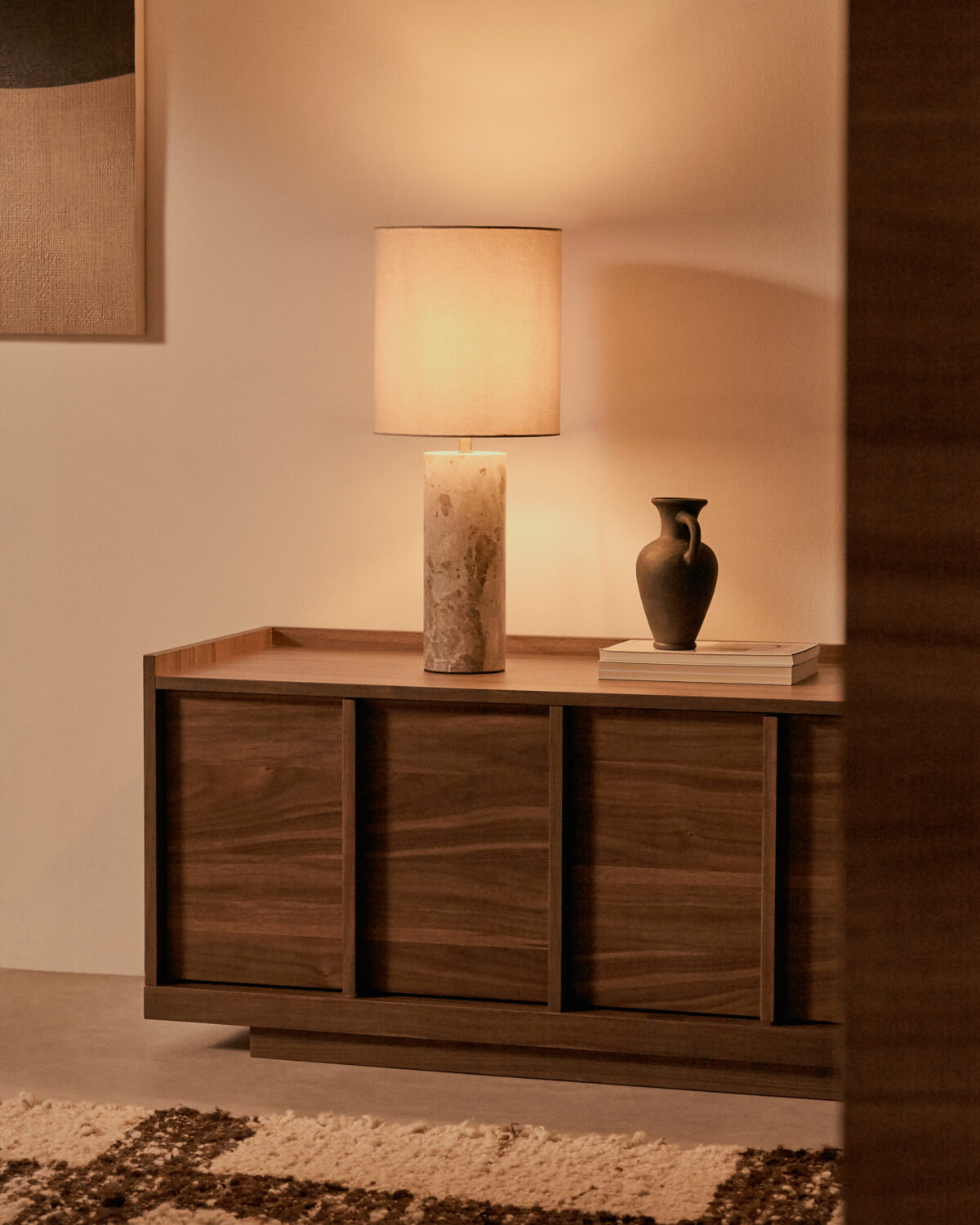 Kave Home Raze tafellamp in beige marmer met een beige linnen kap - Afbeelding 2