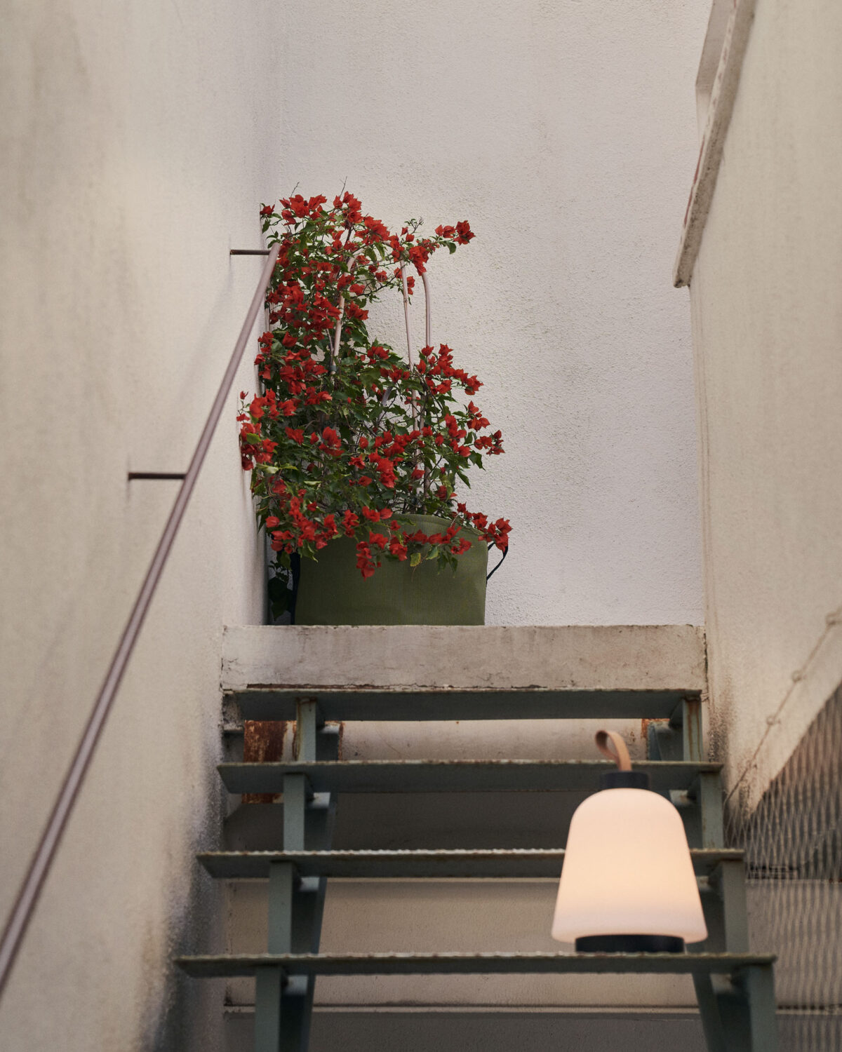 Kave Home Udiya buiten tafellamp in polytheen en metaal wit met zwarte afwerking - Afbeelding 3