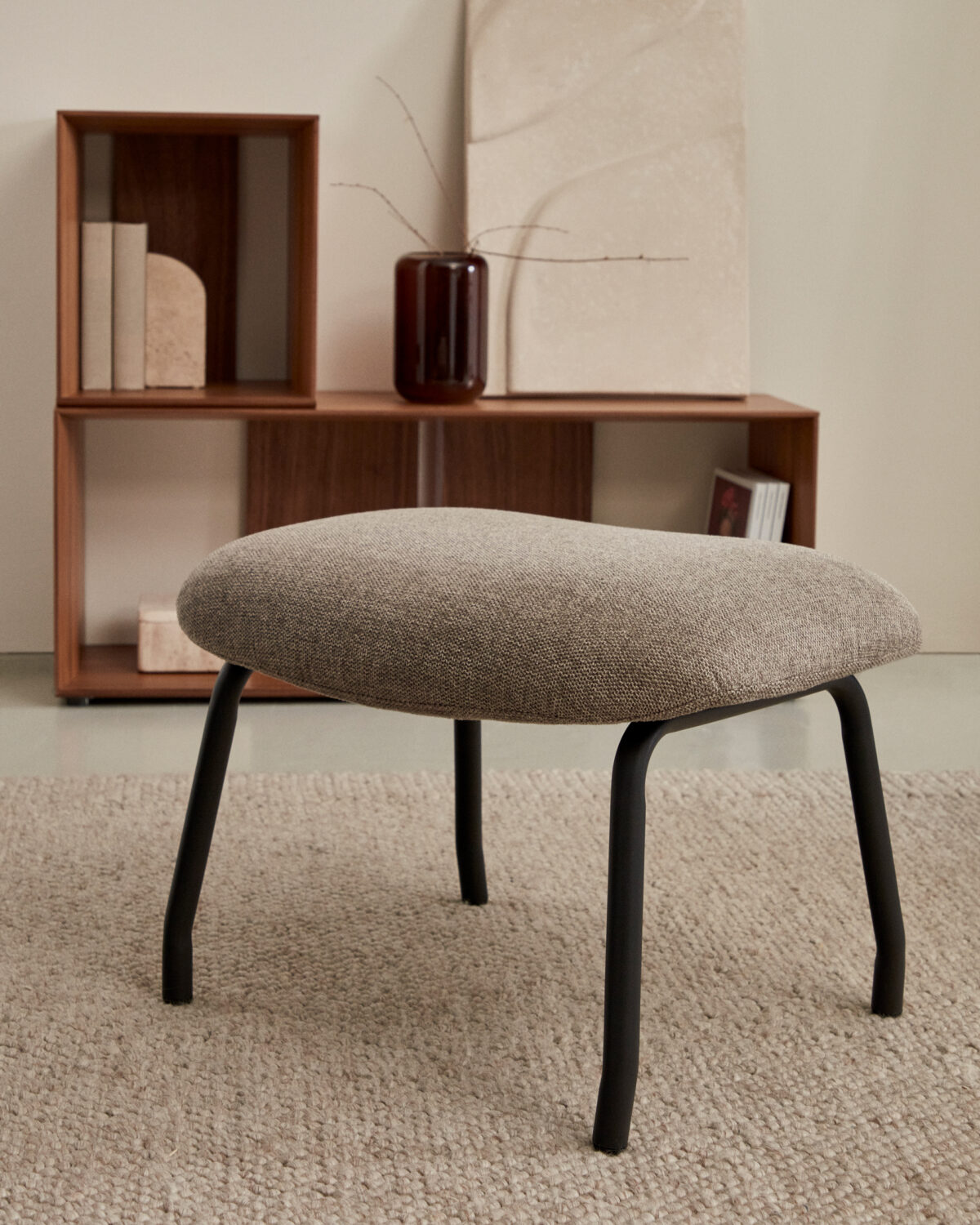 Kave Home Belina-voetenbankje van lichtbruine chenille en staal met zwarte afwerking FSC 100% - Afbeelding 13