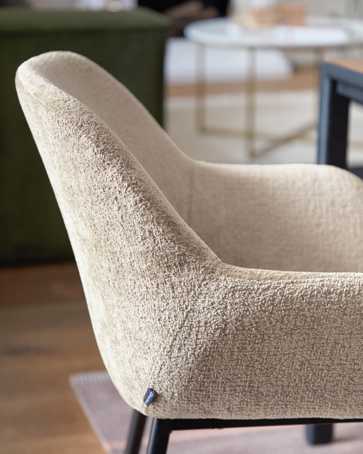 Kave Home Konna stoel in beige chenille met stalen poten en zwart gelakte afwerking - Afbeelding 3