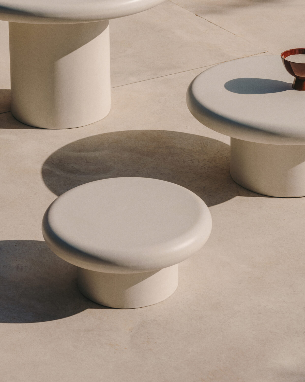 Kave Home Salontafel Addaia van wit cement Ø66 cm - Afbeelding 2