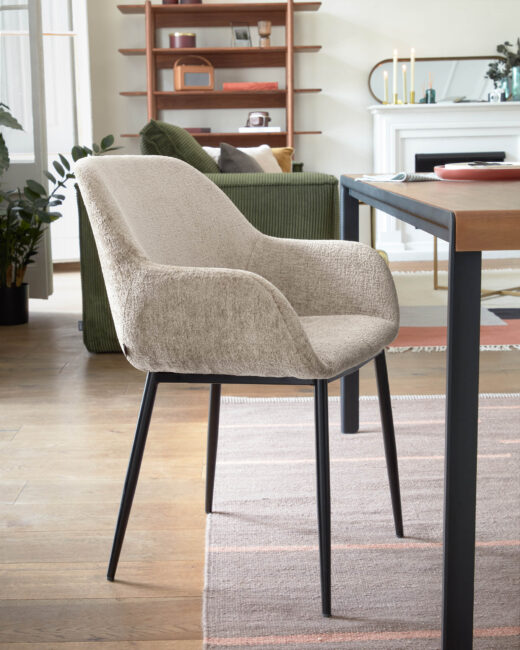 Kave Home Konna-stoel in beige chenille aan tafel
