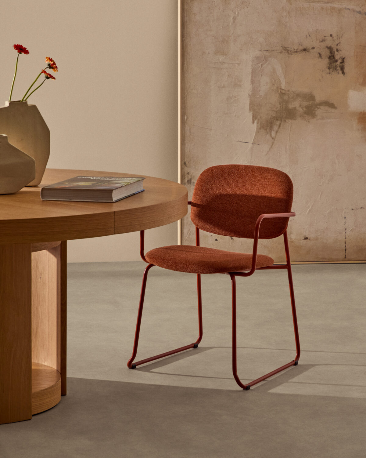 Kave Home Meli stoel in terracotta chenille met terracotta metalen structuur FSC Mix Credit - Afbeelding 2