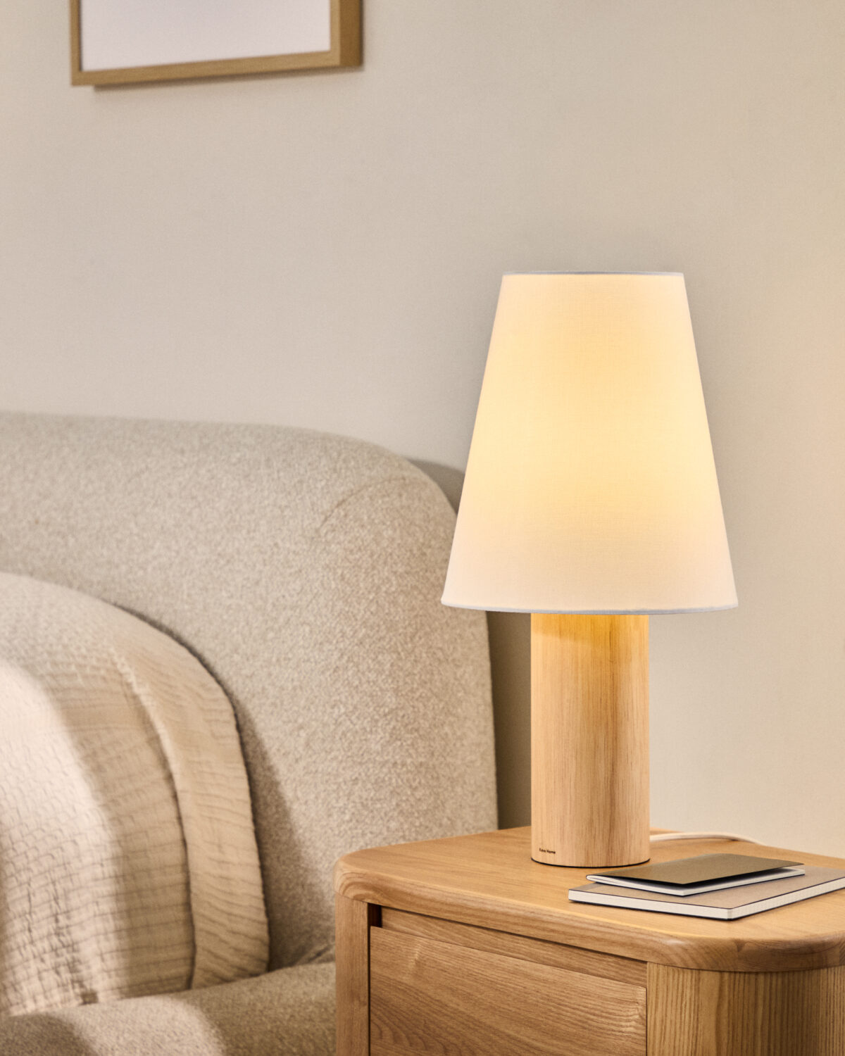Kave Home Marga tafellamp van massief rubberhout met een naturelkleurige afwerking - Afbeelding 2