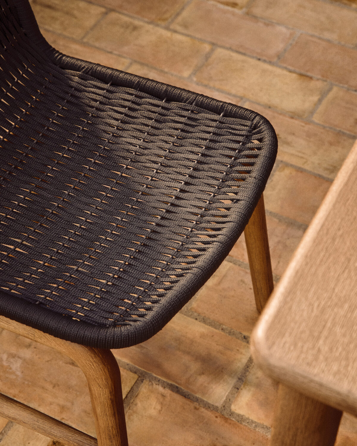 Kave Home Alipa stoel van massief acaciahout en donkergrijs touw FSC 100% - Afbeelding 3