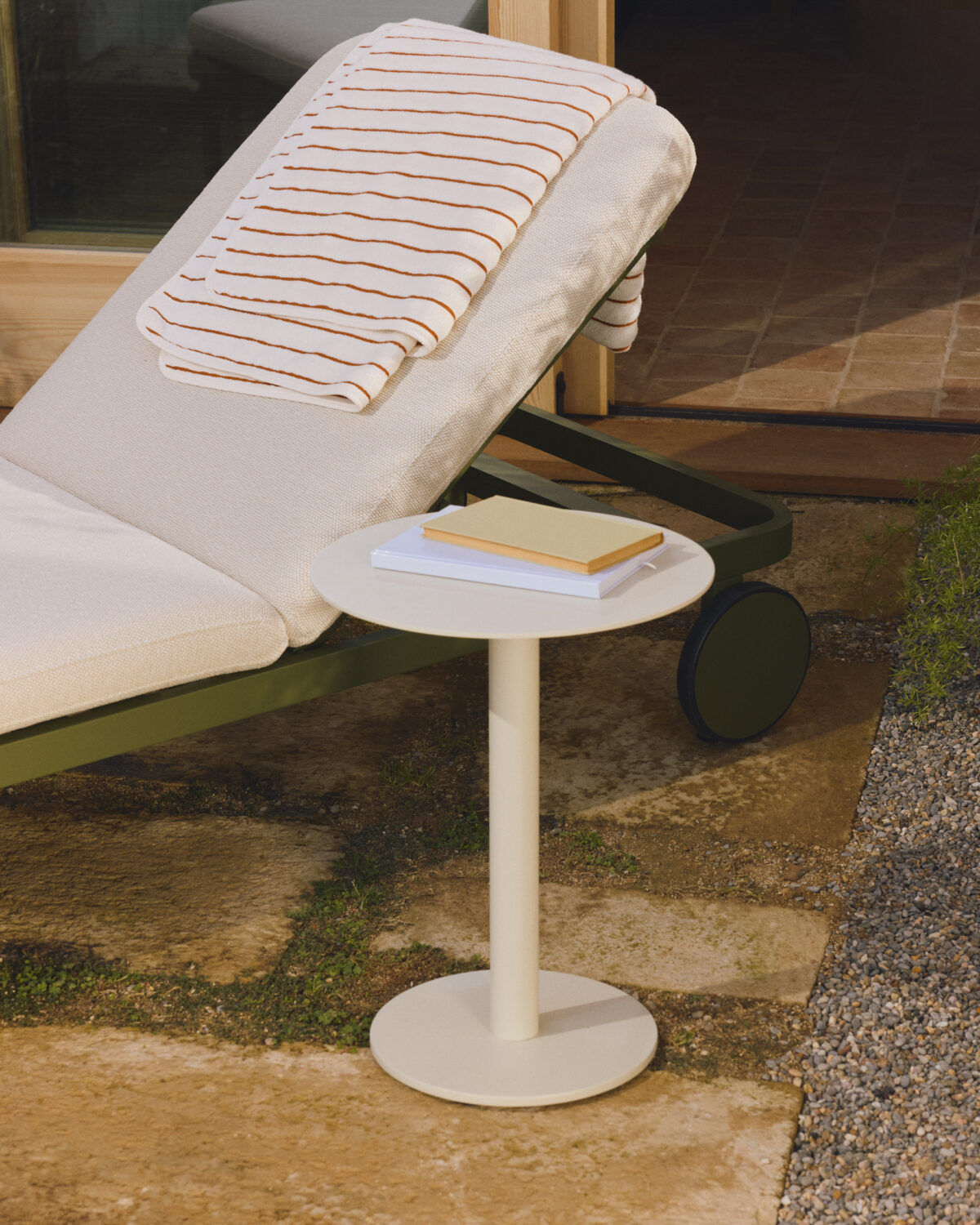 Kave Home Asinara bijzettafel in ecru aluminium Ø40 cm - Afbeelding 2