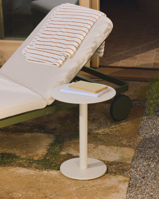 Kave Home Asinara bijzettafel in ecru aluminium Ø40 cm