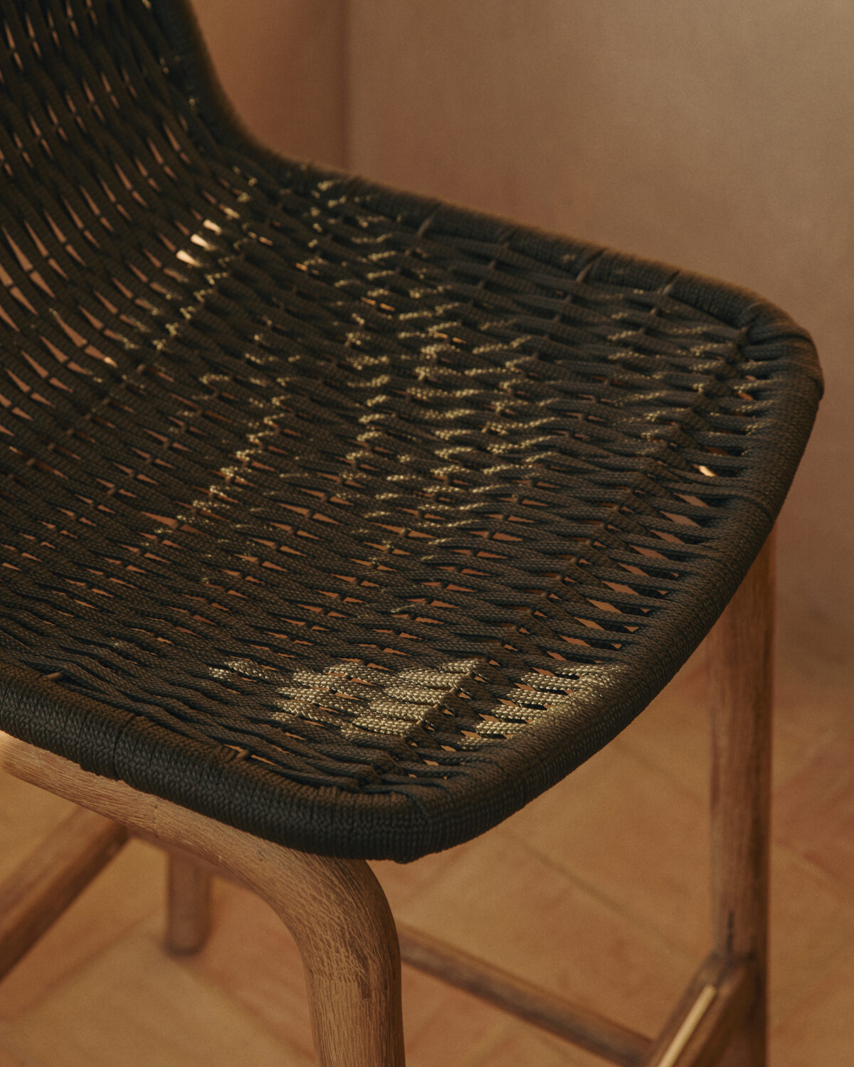 Kave Home Alipa kruk van massief acaciahout en donkergrijs touw 75 cm FSC 100% - Afbeelding 3